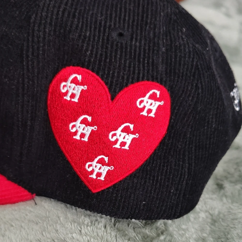 Black and Red Embroidered Globe Cap - Picture 2 of 4